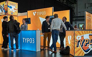TYPO3 Conference 2023, Blick auf den Ausstellungs-Stand von TYPO3