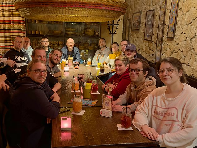 Das werkraum-Team sitzt versammelt an einem großen Tisch im mexikanischen Restaurant.