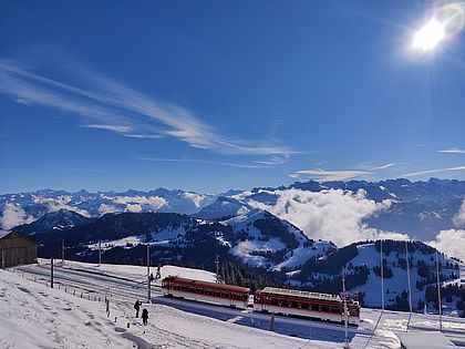 Aussicht von der Rigi mit Blick auf die Bergstation der Bahn