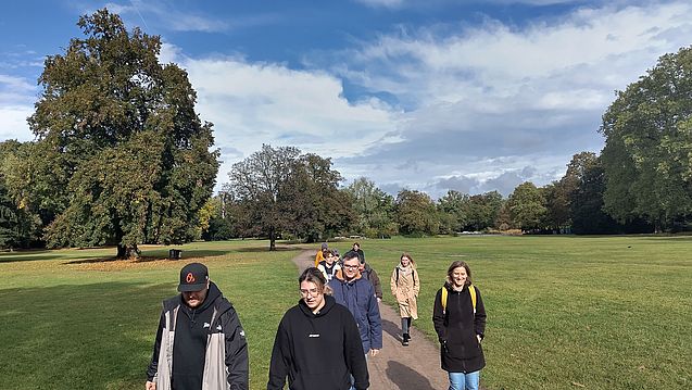Das Team läuft beim Teamevent durch den Karlsruher Schlossgarten, um Essen zu gehen