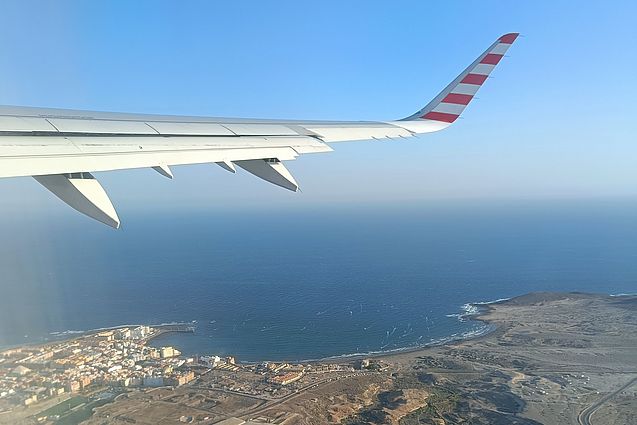 Beim Landeanflug auf Teneriffa, man sieht die Küste, das Meer und den Flügel des Flugzeugs