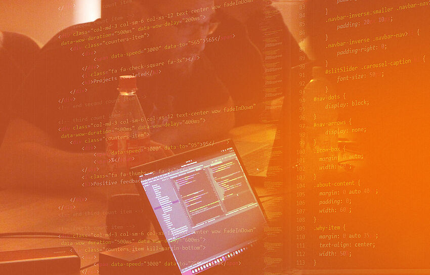 Titelbild zur Teamevent-News: Im Hintergrund sieht man Entwickler am Notebook, darüber ist ein Code multipliziert und das Bild ist orange eingefärbt.
