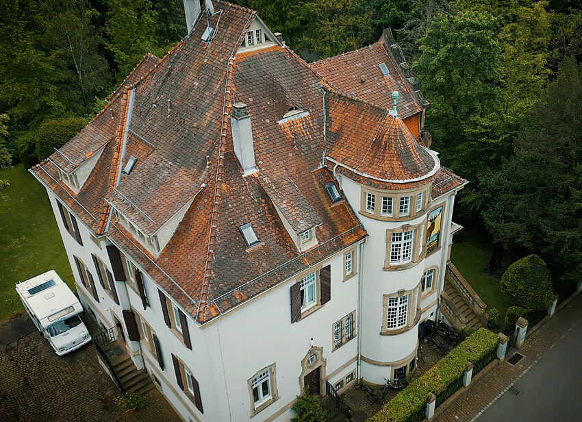 Frontansicht des ehemaligen Karlsruher Forsthauses mit der Drohne aufgenommen