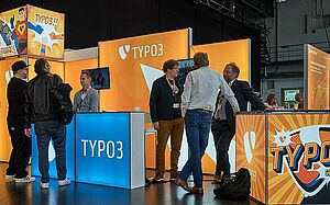 TYPO3 Conference 2023, Blick auf den Ausstellungs-Stand von TYPO3