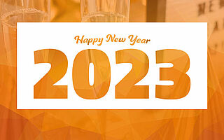 Orange eingefärbtes Schmuckbild mit Sektgläsern und Schriftzug Happy New Year 2023