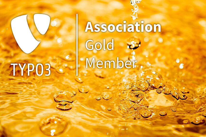 Bild einer goldfarbenen Flüssigkeit, darauf das weiße Badge mit TYPO3 Association Gold Member
