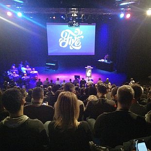 Bild vom Publikum aus, mit Blick auf die Bühne während einer Veranstaltung von Beyond Tellerand