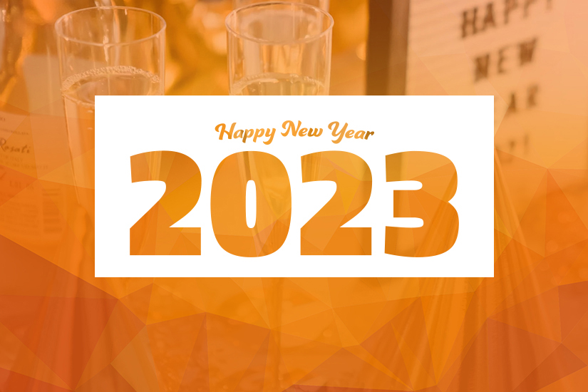 Orange eingefärbtes Schmuckbild mit Sektgläsern und Schriftzug Happy New Year 2023